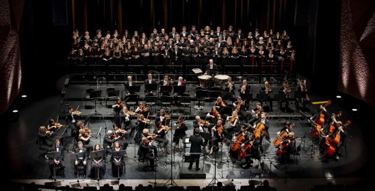 orkiestra i chór na scenie