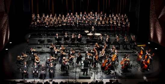 orkiestra i chód na scenie