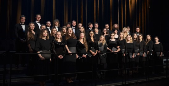 grupa stojących osó trzymających teczki