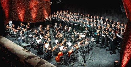orkiestra i chór na scenie