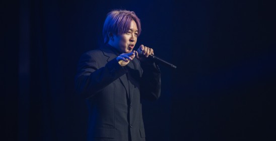 mężżczyzna śpiewający do mikrofonu