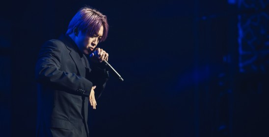 mężczyzna śpiewający do mikrofonu