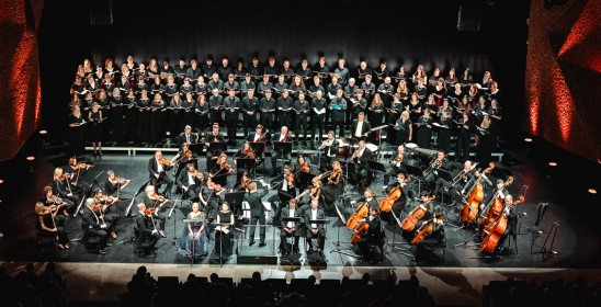 orkiestra, chór, czterech śpiewaków i dyrygent na scenie podczas koncertu