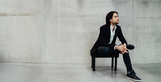 mężczyzna siedzący na krześle