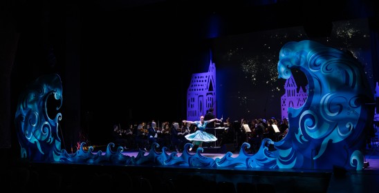 orkiestra na scenie i przed nią tancerka