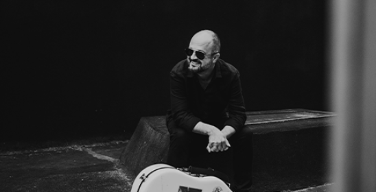 siedzący mężczyzna