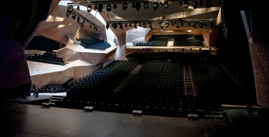 pusta sala koncertowa CKK Jordanki, widownia, trzy balkony wkomponowane w ceglastej bryle