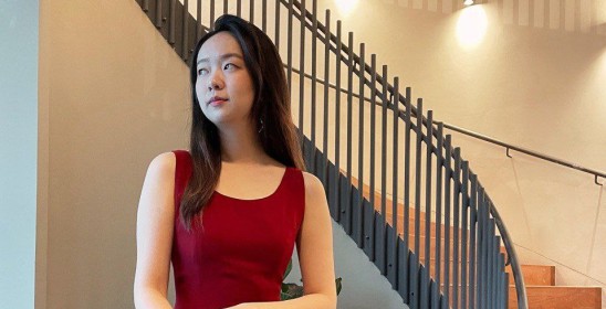 portret kobiety w czerwonej sukience