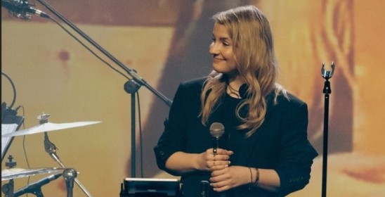 portret uśmiechniętej kobiety