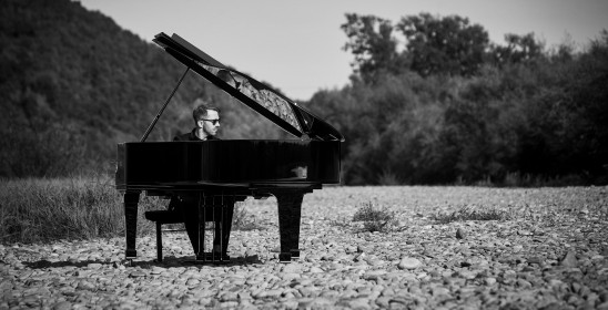 mężczyzna grający na fortepianie