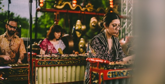 mężczyzna i dwie kobiety grający na różnych nstrumentach etnicznych
