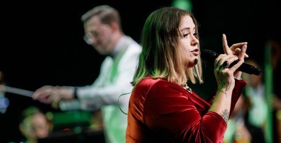 kobieta śpiewająca do mikrofonu