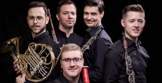 portret pięciu mężczyzn trzymających instumenty dęte