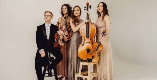 mężczyzna i trzy kobiety trzymają instrumenty smyczkowe, skrzypce, altówkę i wiolonczelę