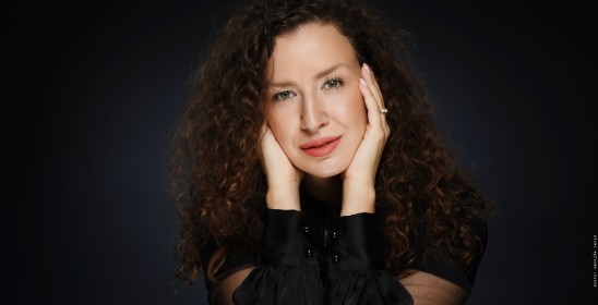 portret kobiety o kręconych włosach