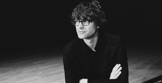 portret mężczyzny w czarnej koszuli