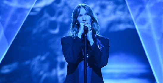 mężczyzna śpiewający do mikrofonu