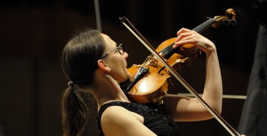 portret kobiety grającej na skrzypcach