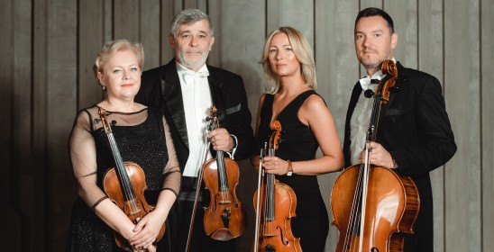 dwie kobiety i dwóch mężczyzn trzymający instrumenty smyczkowe