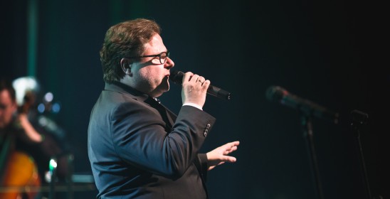 mężczyzna śpiewający do mikrofonu