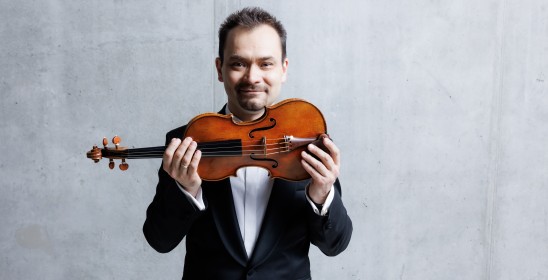 mężczyzna trzymający skrzypce