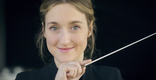 portret kobiety trzymającej batutę