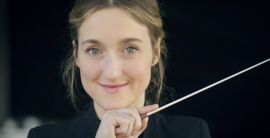 portret kobiety trzymającej batutę, fot. Jean-Baptiste Millot