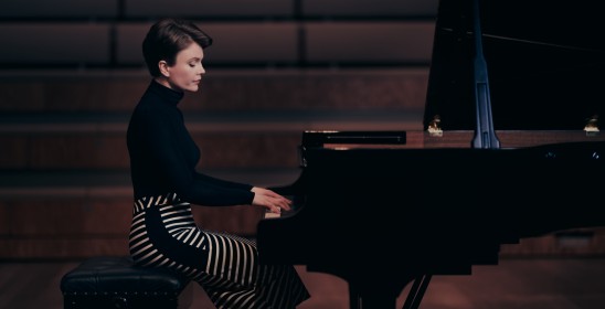 kobieta grająca na fortepianie