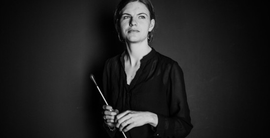 portret kobiety trzymającej w rękach batutę, fot. Grzegorz Mart