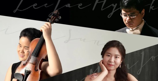 kobieta trzymająca skrzypce