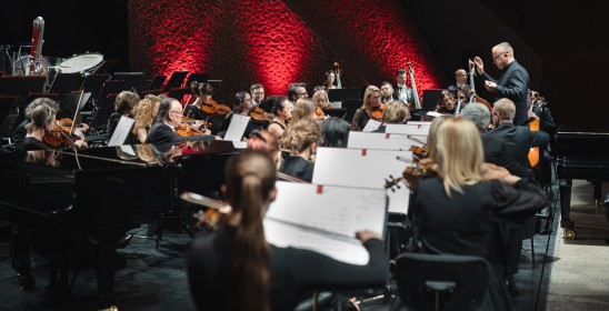 orkiestra i dyrygent na scenie