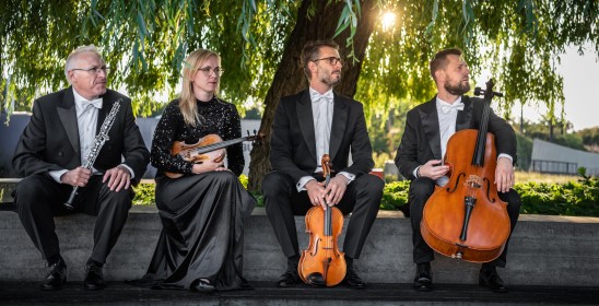 mężczyzna trzymający obój oraz kobieta i dwóch mężczyzn trzymających instrumenty smyczkowe