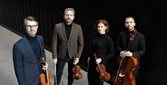 kobieta i trzech mężczyzn trzymający instrumenty smyczkowe