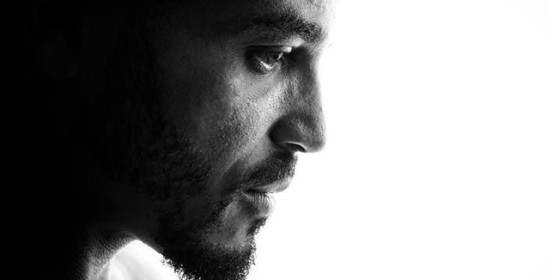 twarz mężczyzny widziana z boku