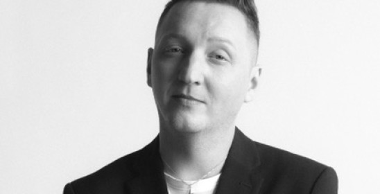 portret mężczyzny w czarnej marynarce