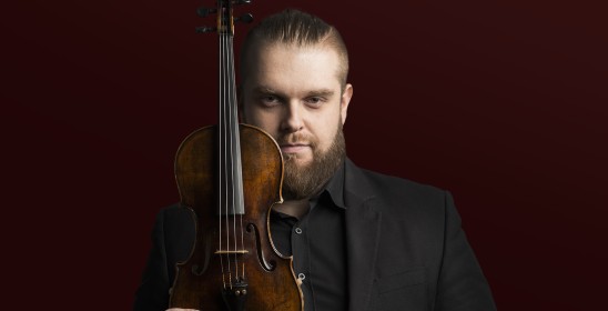 portret mężczyzny trzymającego skrzypce