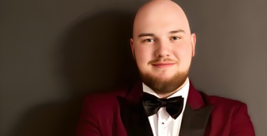 portret mężczyzny w bordowej marynarce