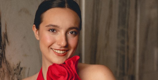 portret kobiety w czerwonej sukni