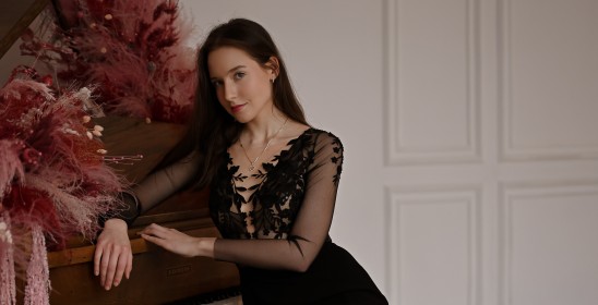 kobieta siedząca przy fortepianie