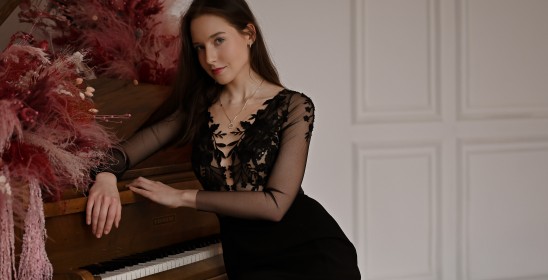 kobieta siedząca przy fortepianie