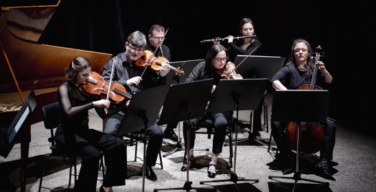 grupa osób grających na instrumentach muzycznych