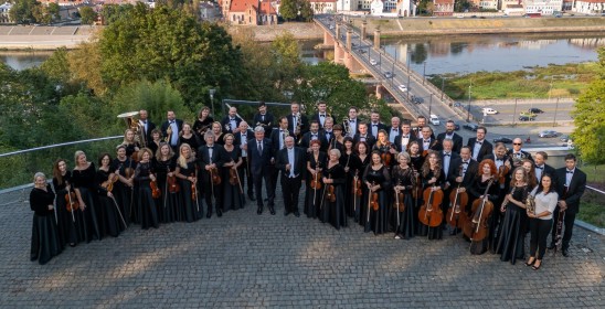 duża grupa osób trzymających instrumenty muzyczne