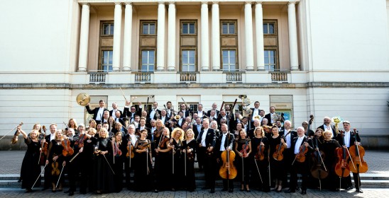 duża grupa osób trzymających instrumenty muzyczne