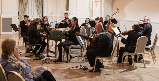 grupa osób grających na instrumentach muzycznych