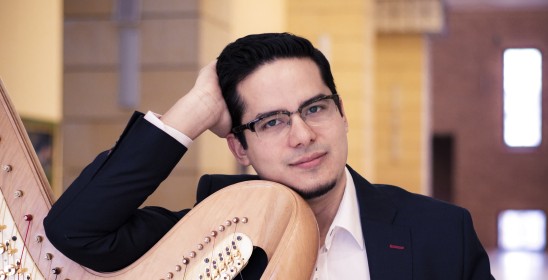 portret mężczyzny opierającego się o harfę