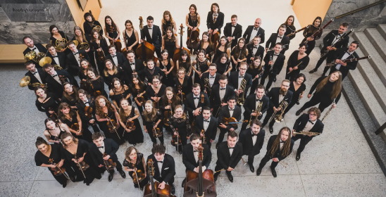 duża grupa osób trzymających instrumenty muzyczne