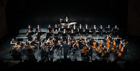 orkiestra i dyrygent na scenie