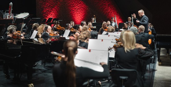 orkiestra na scenie widziana z lewej strony