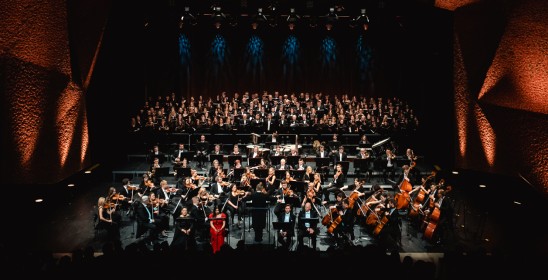 orkiestra, chór, soliści i dyrygent na scenie