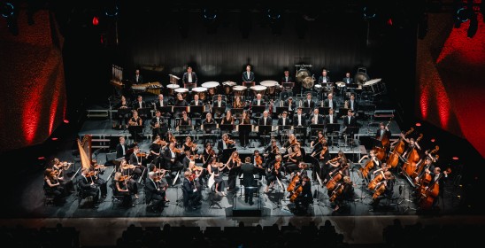 orkiestra na scenie 